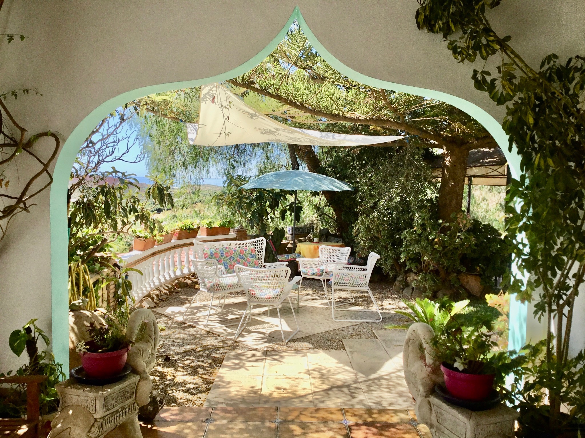 Garten-Lounge im Ayurveda Hotel Luna y Sol